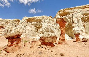Soyut kayalık çöl manzarası sanki başka bir gezegenden gelmiş gibi. Grand Staircase-Escalante Ulusal Anıtı, Utah, ABD