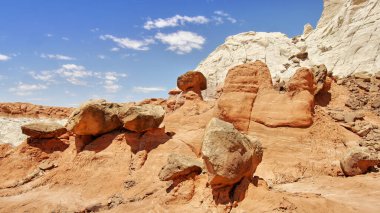 Soyut kayalık çöl manzarası sanki başka bir gezegenden gelmiş gibi. Grand Staircase-Escalante Ulusal Anıtı, Utah, ABD