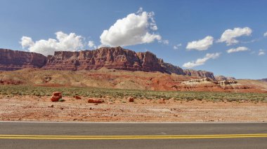 Arizona, ABD 'deki Monument Valley' den geçen yol.