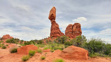 Arches Ulusal Parkı, Utah, ABD 'de soyut kaya oluşumlarıyla fantastik renkli manzara..