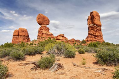 Arches Ulusal Parkı, Utah, ABD 'de soyut kaya oluşumlarıyla fantastik renkli manzara..