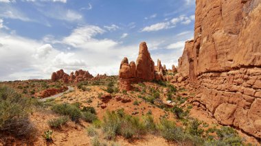 Arches, Utah, ABD 'deki bir milli parkta muhteşem bir kaya oluşumu. Güzel doğa.