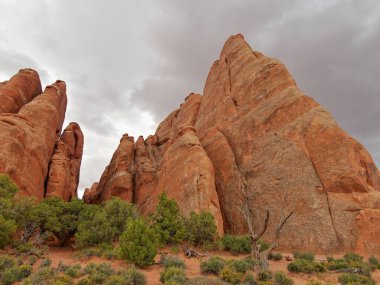 Utah, ABD 'deki Arches Ulusal Parkı. Güzel kırmızı kumtaşı kaya oluşumları