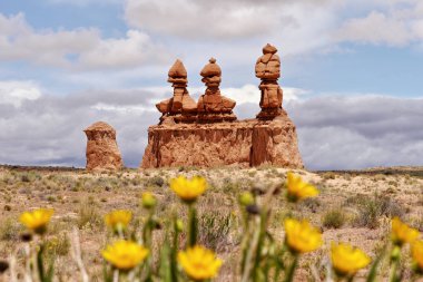 Goblin Vadisi, Utah, ABD 'de ulusal bir parkta soyut kaya oluşumları. Güzel doğa dramatik bulutlu gökyüzü.