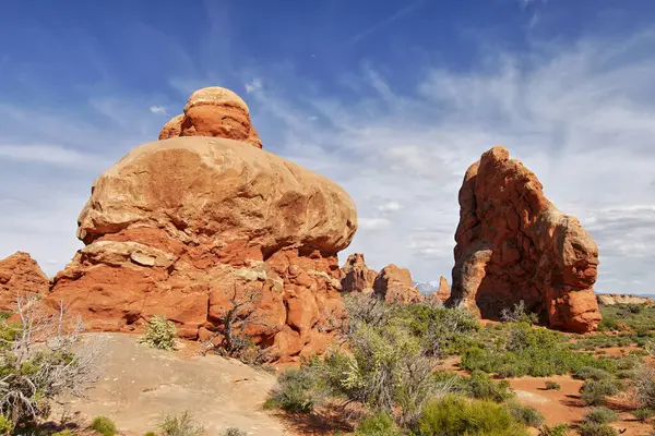 Arches Ulusal Parkı, Utah, ABD 'de soyut kaya oluşumlarıyla fantastik renkli manzara..