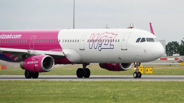 WIZZ Havayolları uçağı Prag 'daki havaalanından kalkmadan önce piste iniyor..