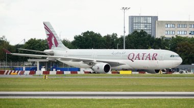 Katar Havayolları uçağı Prag havaalanında pistte taksicilik yapıyor.