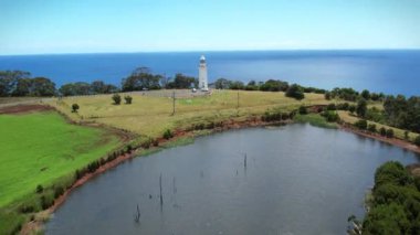 Tasman Denizi kıyısındaki deniz feneri, yukarıdan görünüyor. Tazmanya Avustralya.