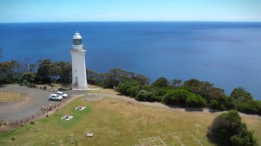 Tasman Denizi kıyısındaki deniz feneri, yukarıdan görünüyor. Tazmanya Avustralya.