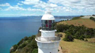 Tazmanya, Avustralya 'daki beyaz deniz feneri, yukarıdan manzara