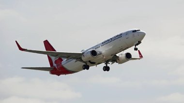 Avustralya havayollarının Qantas uçağı Melbourne havaalanından kalkıyor..