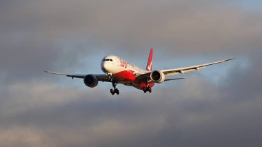 Avustralya 'daki Melbourne havaalanına iniş yapan Qantas Havayolları uçağı