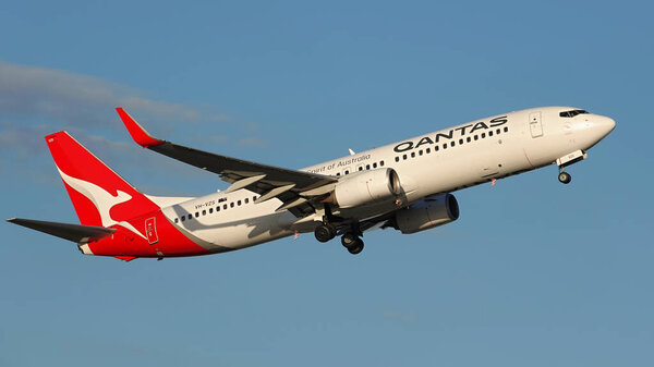 Самолет Qantas Australian Airlines взлетает из аэропорта Мельбурна