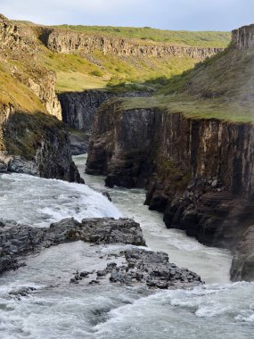 Gulfoss şelalesi İzlanda 'da güzel şelale güzel doğa harikası. İzlanda 'da inanılmaz bir şelale. Kuzey okyanusundaki bir adada evcilleştirilmemiş güzel bir doğa..