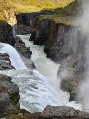 Gulfoss şelalesi İzlanda 'da güzel şelale güzel doğa harikası. İzlanda 'da inanılmaz bir şelale. Kuzey okyanusundaki bir adada evcilleştirilmemiş güzel bir doğa..