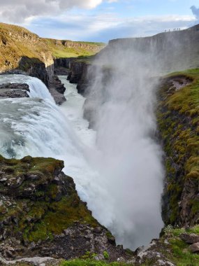 Gulfoss şelalesi İzlanda 'da güzel şelale güzel doğa harikası. İzlanda 'da inanılmaz bir şelale. Kuzey okyanusundaki bir adada evcilleştirilmemiş güzel bir doğa..