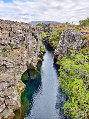 İzlanda 'da yer kabuğundaki bir çatlakta göl, doğa merak ediyor..
