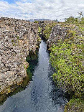 İzlanda 'da yer kabuğundaki bir çatlakta göl, doğa merak ediyor..
