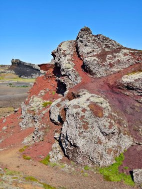 İzlanda 'da lav tarafından oluşturulan kırmızı volkanik kaya oluşumları, soyut manzara