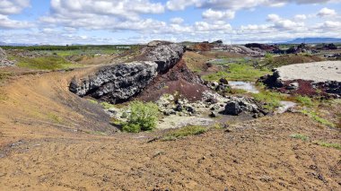 İzlanda 'da lav tarafından oluşturulan kırmızı volkanik kaya oluşumları, soyut manzara