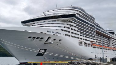 MSC Preziosa, Kuzey İzlanda 'da bir limanda okyanusa giden büyük bir yolcu gemisi..