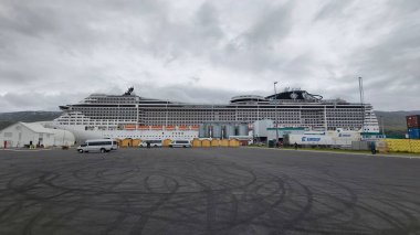 MSC Preziosa, Kuzey İzlanda 'da bir limanda okyanusa giden büyük bir yolcu gemisi..
