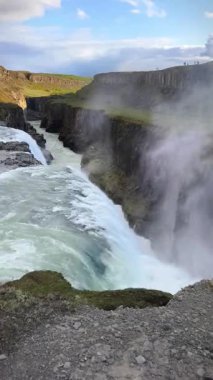 Gullfoss - Golden Falls, Hvt Nehri üzerinde İzlanda 'nın etkileyici bir şelalesidir.