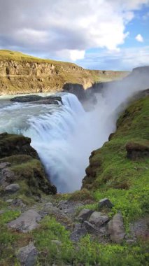 Gullfoss - Golden Falls, Hvt Nehri üzerinde İzlanda 'nın etkileyici bir şelalesidir.