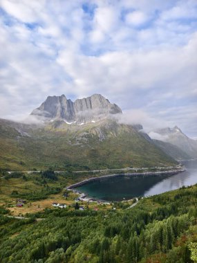 Kuzey Norveç 'in sonbahar dağı doğası. Güzel manzara.