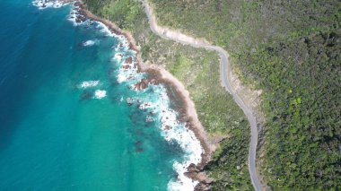 Avustralya 'nın güzel okyanus kıyısındaki sahil yolu. Mavi deniz ve güzel plajlar yukarıdan görünüyor..