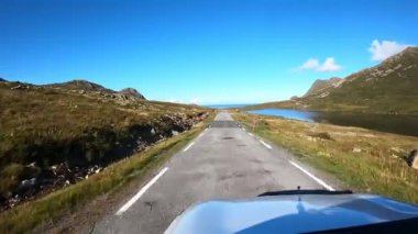 Güzel Norveç manzarasında sürücünün yol manzarası