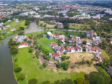 Mangerang 'daki Citra raya nehrinin etrafındaki Balidwipa adı verilen idari konağın havadan görünüşü gölün ortasında bir adaya benziyor. 