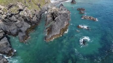 Atlantik dalgaları ve kayalar. Deniz manzarası. İrlanda 'nın West Cork kıyısına yakın güzel bir bölge. Hava videosu tam hd biçiminde.
