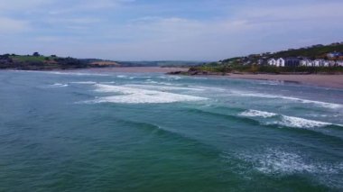 Deniz dalgaları kıyıya vuruyor, deniz manzarası. Atlantik Okyanusu 'nun yüzeyinde beyaz köpük, üst manzara. Kumsal, İHA videosu.