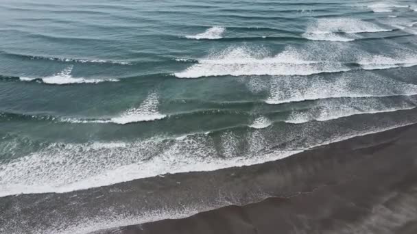 Spiaggia Sabbiosa Schiuma Bianca Sulla Superficie Dell Oceano Video Drone — Video Stock