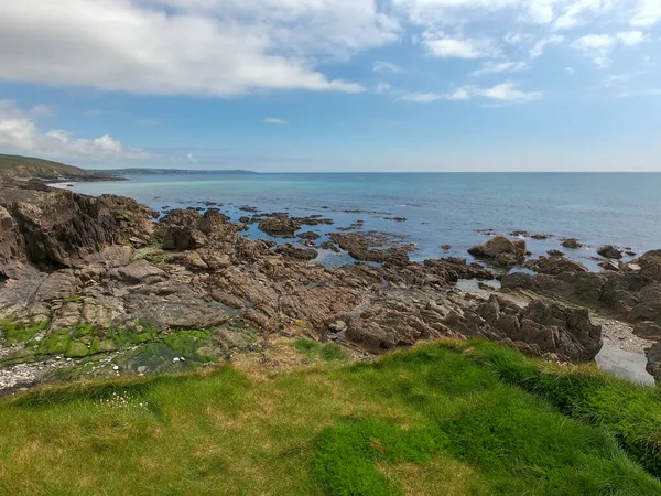 凯尔特海的海岸一天 清澈的蓝天 白云笼罩着海景 海岸上的绿草 — 图库照片