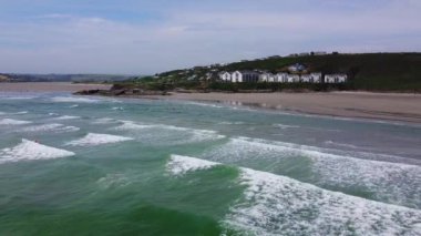 Dalgalar İrlanda kıyılarında, deniz manzarasında yuvarlanıyor. Atlantik Okyanusu 'nun yüzeyinde beyaz köpük, üst manzara. Kumsal, İHA videosu.