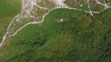 Yeşil tepelerin arasındaki patikalar, üst manzara. Güney İrlanda 'nın bitki örtülü kum tepeleri, insansız hava aracı videosu..