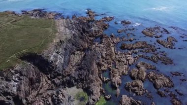 Atlantik 'in kayalık kıyıları. Vahşi Atlantik Yolu olarak bilinen turist rotasındaki manzaralar. Kıyı İrlanda kayaları, kuzey doğası..