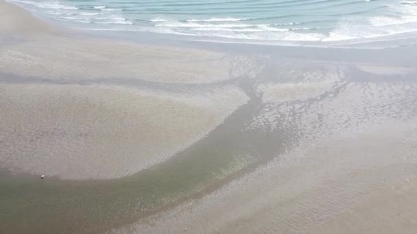 ビーチや潮位の海の波 トップビューで美しい湿った砂 海面上の砂浜と白い泡無人機のビデオ — ストック動画