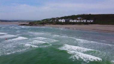 Deniz dalgaları kıyı boyunca akıyor, deniz. Atlantik Okyanusu 'nun yüzeyinde beyaz köpük, üst manzara. Kumsal, İHA videosu.