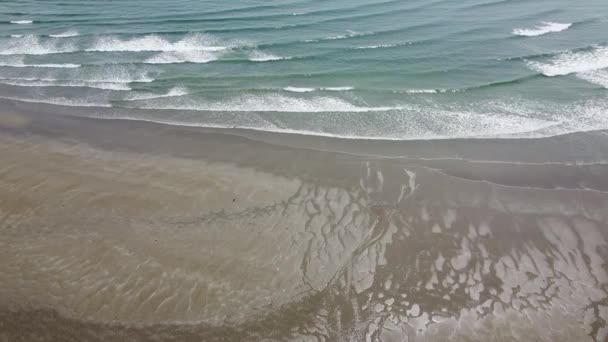 砂浜の砂潮汐波の上からの眺め 海面上の砂浜と白い泡無人機のビデオ — ストック動画