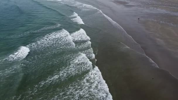 Una Playa Con Arena Maremotos Espuma Blanca Mar Video Drones — Vídeo de stock