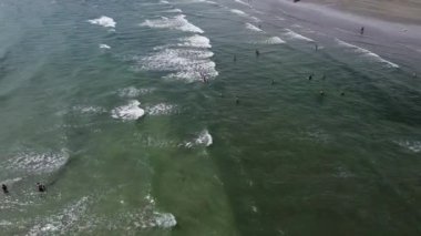 County Cork, İrlanda, Temmuz 2022. İnsanlar denizi sever. Güzel dalgalar ve köpük. Atlantik Okyanusu suyu, üst görünüm, insansız hava aracı videosu.