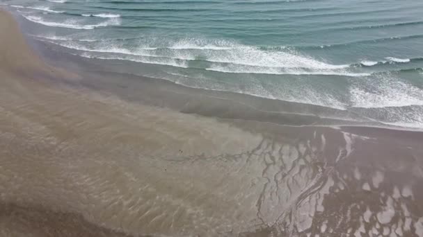 沙滩上的沙子 沙滩和白色泡沫在海面上 无人驾驶视频 — 图库视频影像