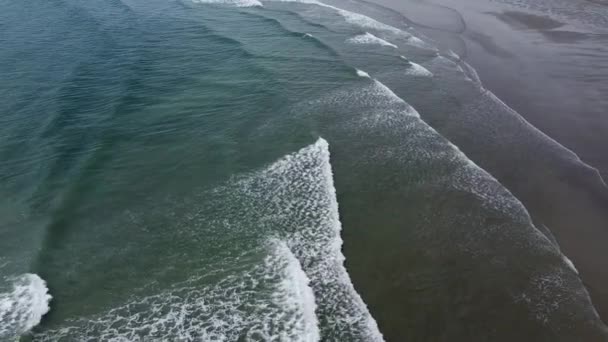 Μια Έρημη Παραλία Υγρή Άμμο Και Όμορφα Παλιρροϊκά Κύματα Λευκός — Αρχείο Βίντεο