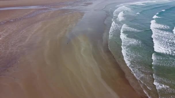 砂と津波のビーチ 白い泡 シースケープトップビュードローンビデオ 大西洋の表面の波 — ストック動画