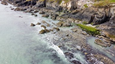 Vahşi Atlantik Yolu 'ndaki manzaralar, İrlanda. Kuzey Avrupa 'nın doğal eğlenceleri. Atlantik Okyanusu 'nun sahil kayalıkları. Taş resifi ve deniz suyu.
