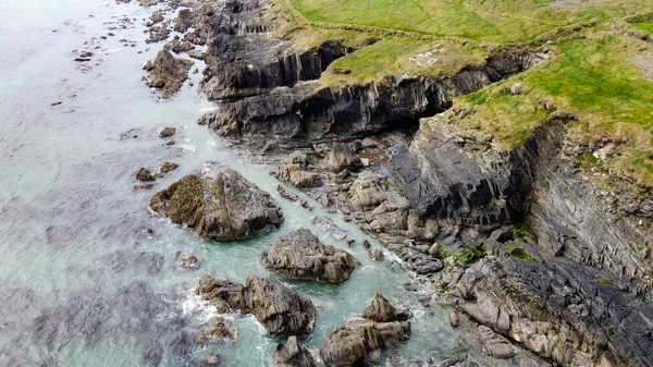 アイルランドのワイルド アトランティック ウェイの風景 北ヨーロッパの自然観光スポット 大西洋の海岸崖 石のサンゴ礁と海水 空中写真 ドローンの視点 — ストック写真
