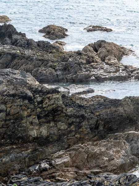 Expuso Rocas Orilla Orilla Del Mar Clima Soleado Formación Rocas — Foto de Stock